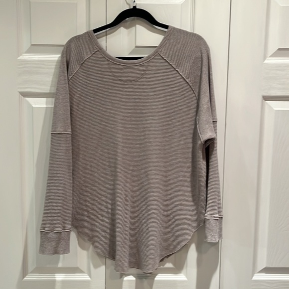❤️❤️SOLD TNA Grey Waffle Top❤️❤️ - Picture 3 of 6